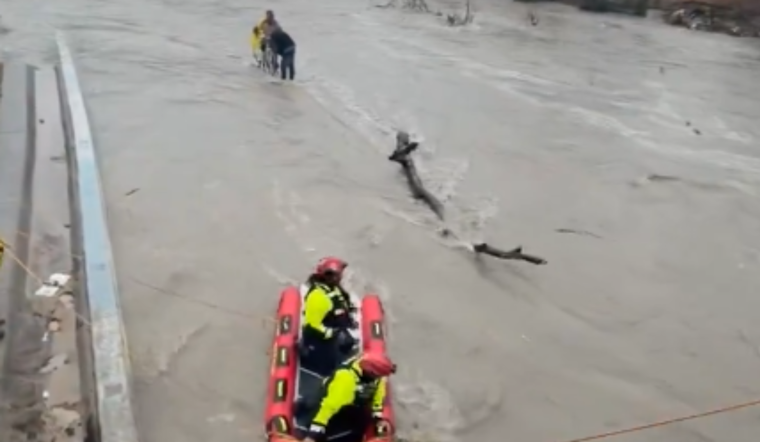 Dallas Fire Crew Hauls Two Men And A Bike From Cottonwood Creek Floodwaters