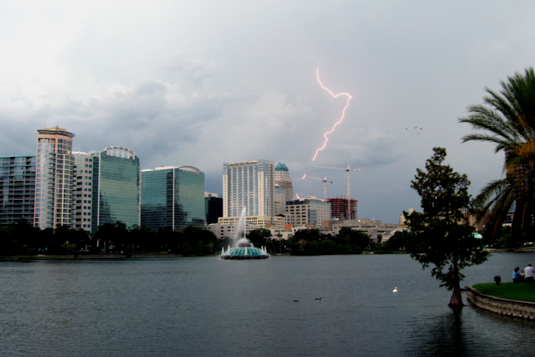 Fog, Thunder and Frayed Nerves: Orlando Braces for Stormy Saturday