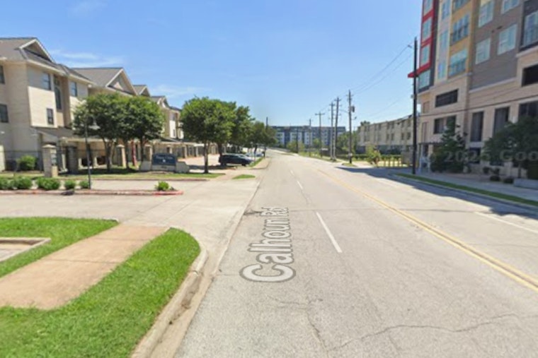 Gunman Shakes Bayou Oaks as UH Students Wake to Parking Lot Stickup