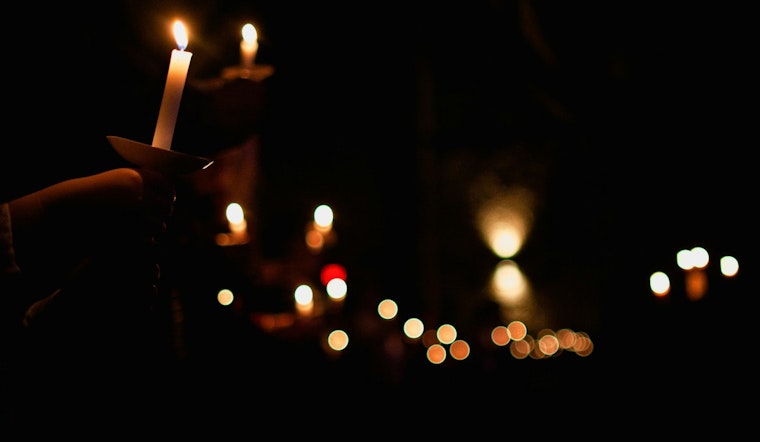 Loop Lights Up As Chicago Grieves Renee Good And Grills ICE