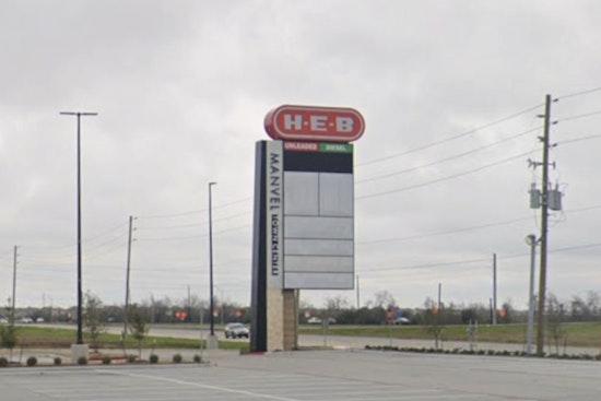 New York Gyro Hut Stampedes Into Manvel Town Center This Summer