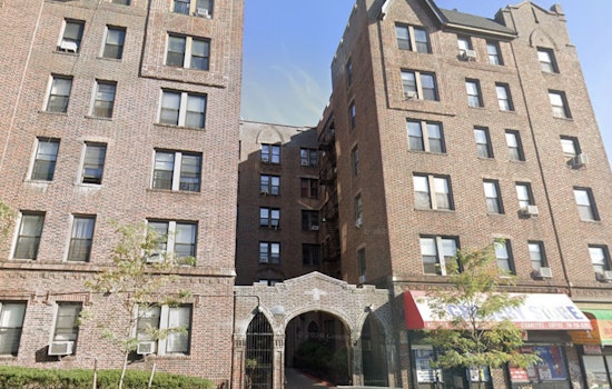 NYPD Hunts Suspect After Late-Night Slashing Inside Crown Heights Building