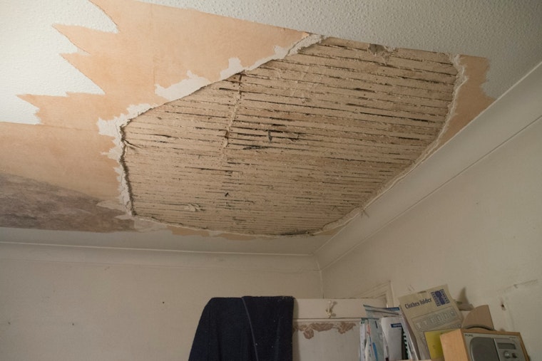 Ocean Hill Tenants Shiver In Leaky, Hazard‑Plagued Building