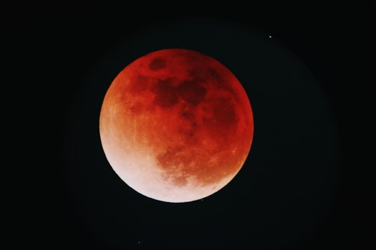 San Diego Skies To Put On Double Feature: Planet Parade And Blood Moon