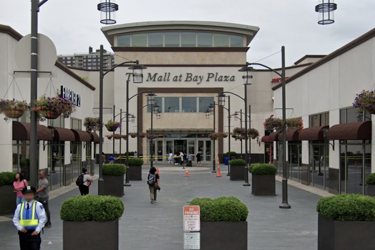 Teen Mayhem Rocks Bronx Mall As Cops Swarm Holiday Crowd