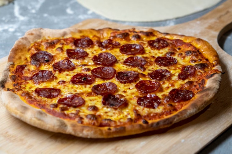 Anna Pizza Draws Lines in Valley Village