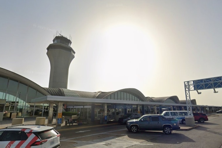 Bomb Threat On Dallas-Chicago Flight Forces United Jet Into St. Louis Detour