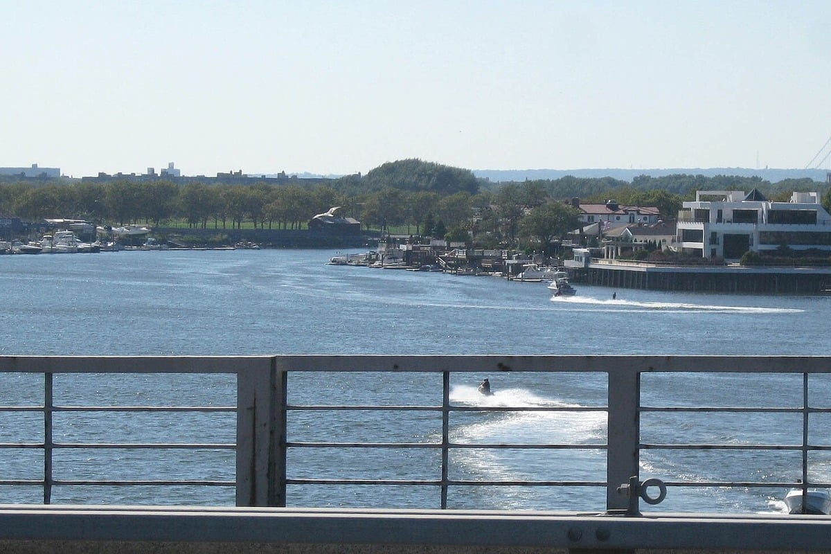 NYPD Searches Mill Basin After Suspect Jumps Into Water