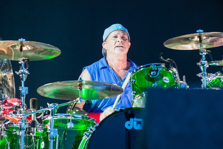 Chad Smith Cranks Up Milwaukee Kids With After-School Jams