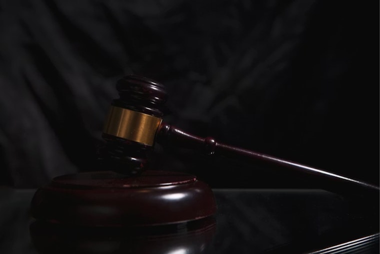 Ex-Frontier Pilot Yanks Guilty Plea, Bets on Jury in Cincy Bomb Hoax Fight