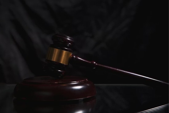 Ex-Frontier Pilot Yanks Guilty Plea, Bets on Jury in Cincy Bomb Hoax Fight