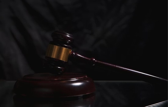 Ex-Frontier Pilot Yanks Guilty Plea, Bets on Jury in Cincy Bomb Hoax Fight