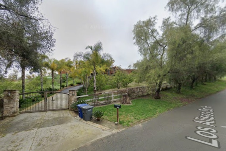 Fallbrook Block on Edge as Crews Tackle Los Alisos House Blaze
