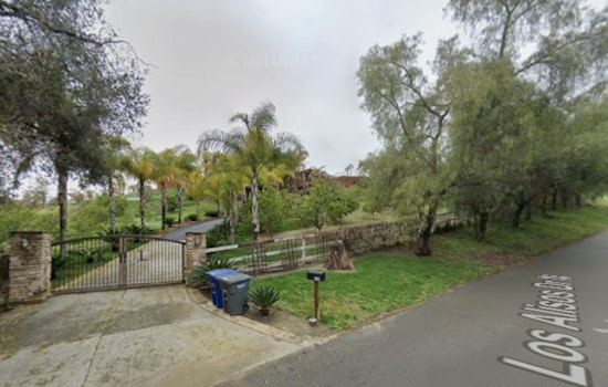 Fallbrook Block on Edge as Crews Tackle Los Alisos House Blaze