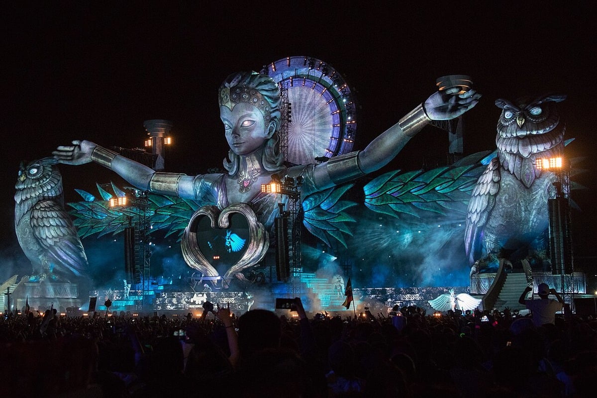 Kukulkan 20ft statue Las Vegas World Party Parade Economic Ripple Effects: How a Parade Turned Vegas Into a Cultural Export Hub