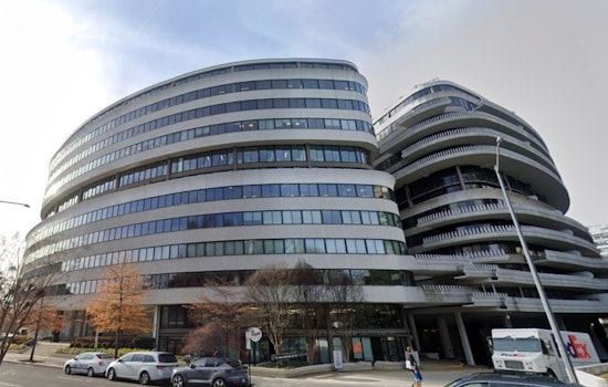 Hotel Hotshot Circles Watergate 600 As Office Era Wobbles