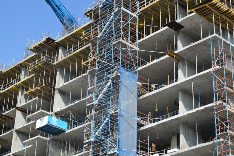 Jackson Ave Giant Muscles Into Court Square Skyline