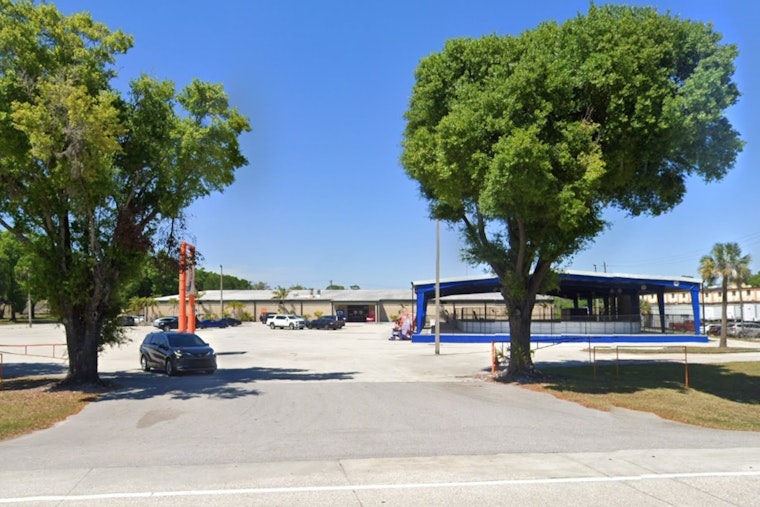 Lightning Legend Lecavalier Drops Legal Gloves on Lakeland Ice Arena