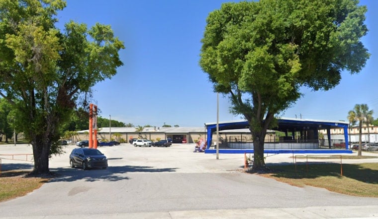 Lightning Legend Lecavalier Drops Legal Gloves on Lakeland Ice Arena