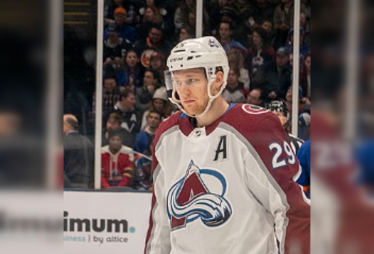 MacKinnon, Necas Power Avalanche To 4-1 Win In Chicago