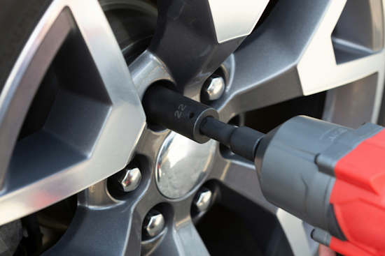 Mascotte Tire Heist Horror As Shop Worker Clings To Hood