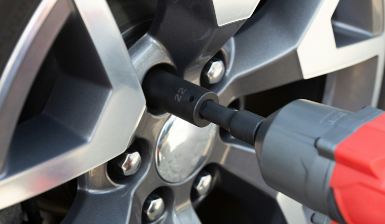 Mascotte Tire Heist Horror As Shop Worker Clings To Hood