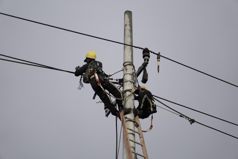 Oʻahu Goes Dark As Islandwide Power Outages Snarl Streets And Shops