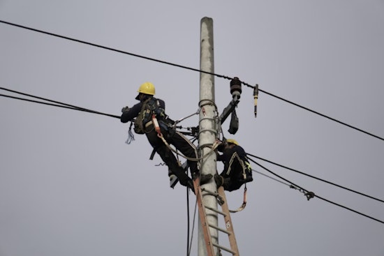 Oʻahu Goes Dark As Islandwide Power Outages Snarl Streets And Shops