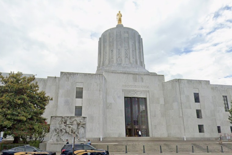 Salem Showdown As Oregon Moves To Rip Off ICE Masks