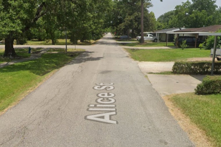 South Houston Driver Bolts From Traffic Stop, Barricades Inside Alice Street Home