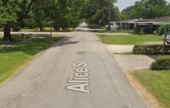 South Houston Driver Bolts From Traffic Stop, Barricades Inside Alice Street Home
