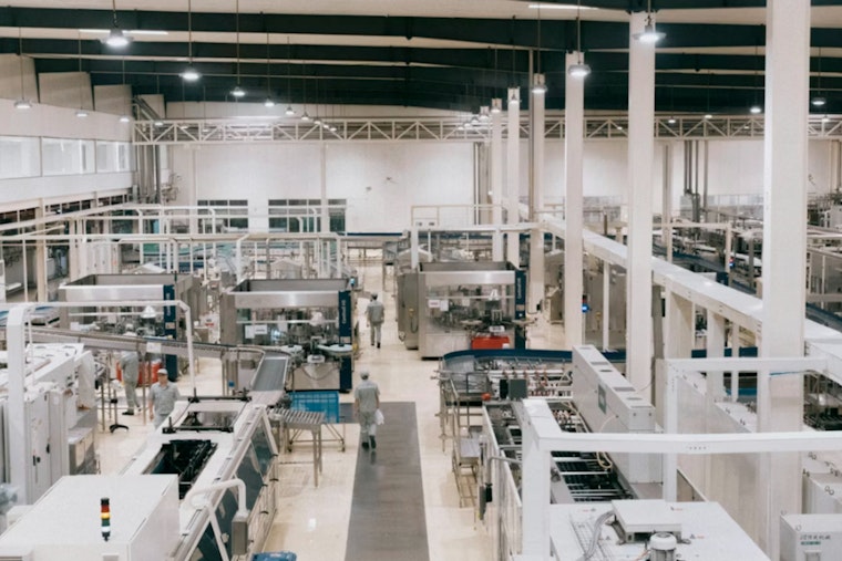 St. Louis Factories Fire Up While Shoppers Hit the Brakes