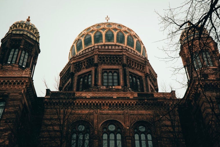Albany’s 25-Foot Worship Buffer Plan Lights Up Fight Over Street Protests