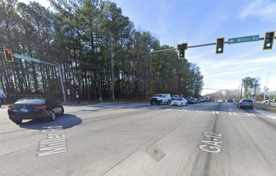 Covington Highway Chaos: Police Roadblock Freezes Traffic Near DeKalb Middle School