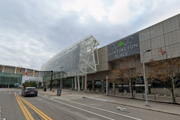 Detroit Packs Huntington Place as NAACP Freedom Dinner Turns Into High-Voltage Rally