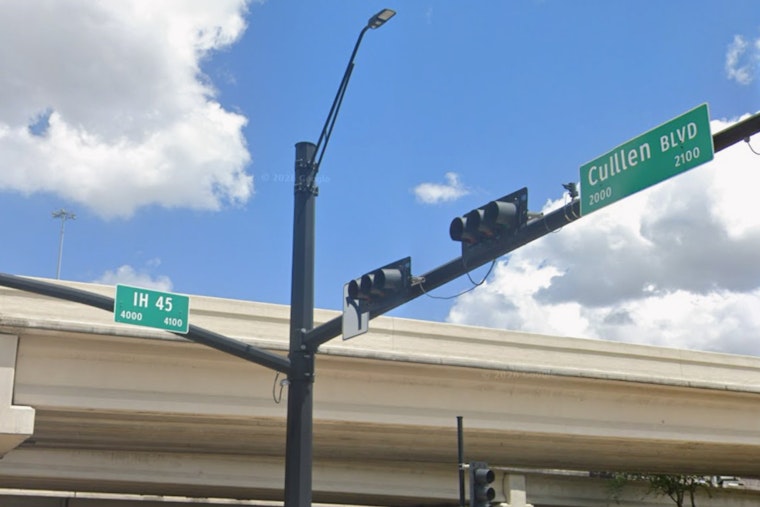 Five‑Vehicle Freeway Pileup Chokes Gulf Near Cullen And Scott