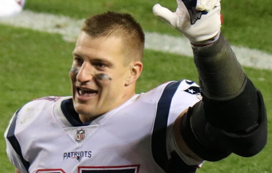 Gronk Spikes His Way Into Patriots Hall In Foxborough Fan Showdown