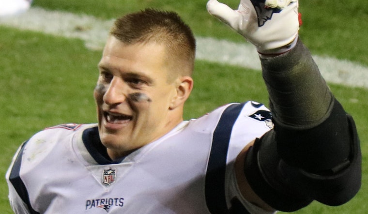 Gronk Spikes His Way Into Patriots Hall In Foxborough Fan Showdown