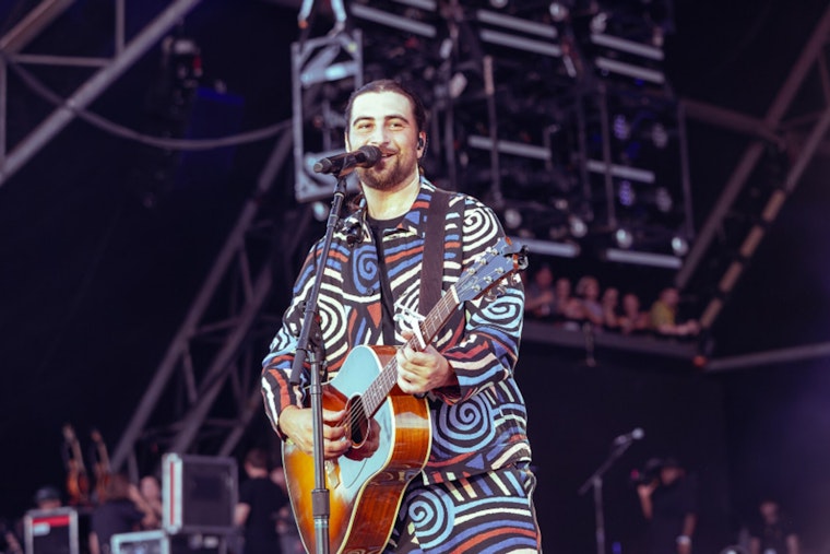 Noah Kahan’s Fenway Fairy Tale: Folk Star Channels Drew Barrymore In Four-Night Sellout