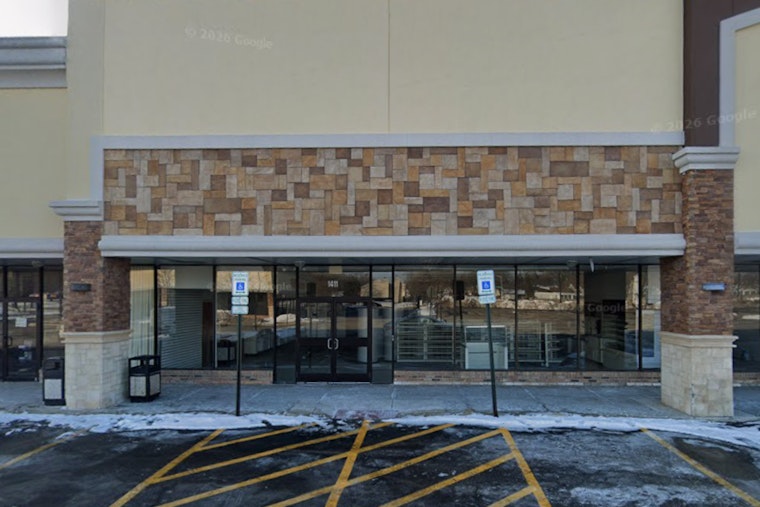 Royal Indian Feast With Gold Throne Crashes Schaumburg Strip