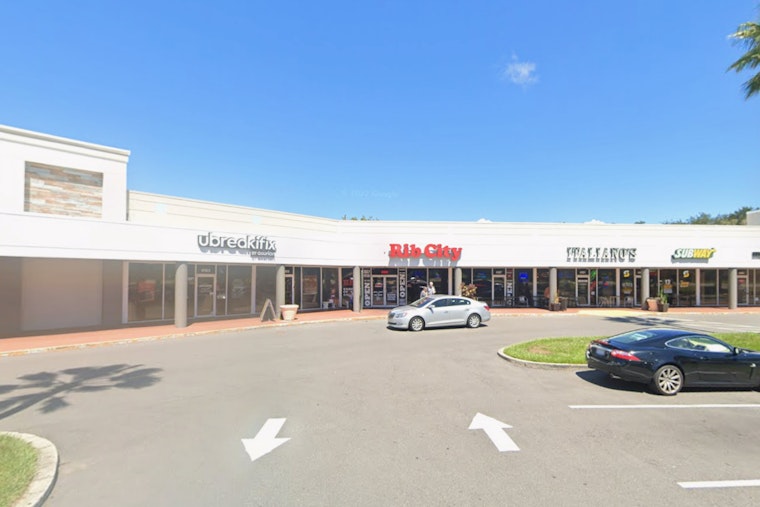 Salty Neighborhood Bar Crashes Venice Village With Burgers, TVs and Ice-Cold Beer