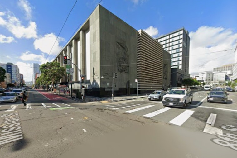 SoMa Mercedes Clips Cyclist on 8th and Mission, Then Bolts