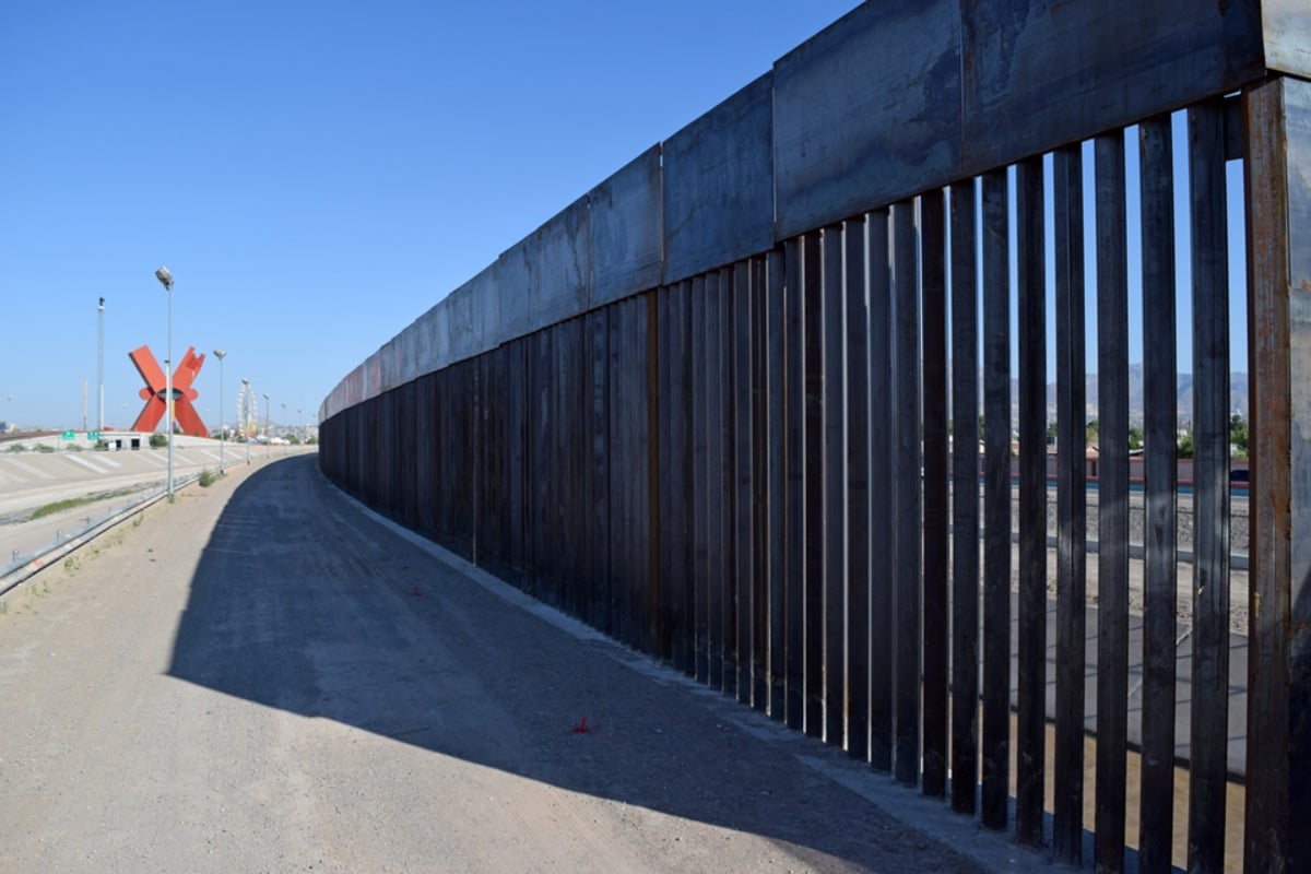 Texas Slaps Last Panel Onto $3 Billion Border Wall
