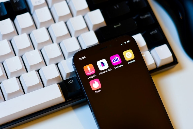 Van Nuys Pol Pushes 'Scarlet Letter' Warnings on Dating Apps