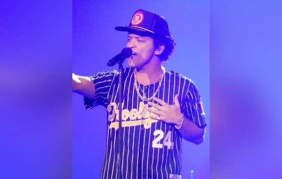 Vegas Strip Hands Bruno Mars His Own Drive In Midday Parade