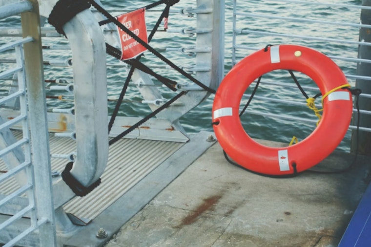 Waikiki Surf Scare as Lifeguards Pull Unresponsive Surfer From Canoes Break