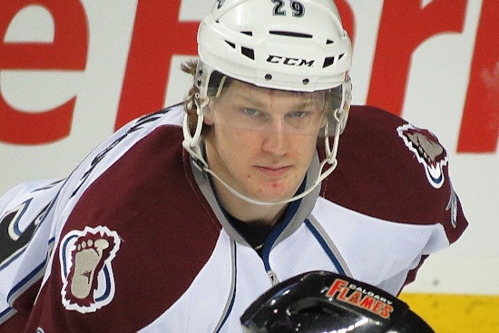 Avs Star Nathan MacKinnon Hobbles Off As Vegas Nightmare Deepens