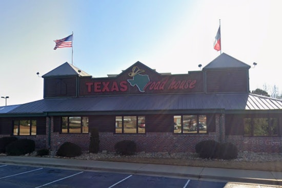 Clarksville’s First Texas Roadhouse Saddles Up For Final Service Before Big Move