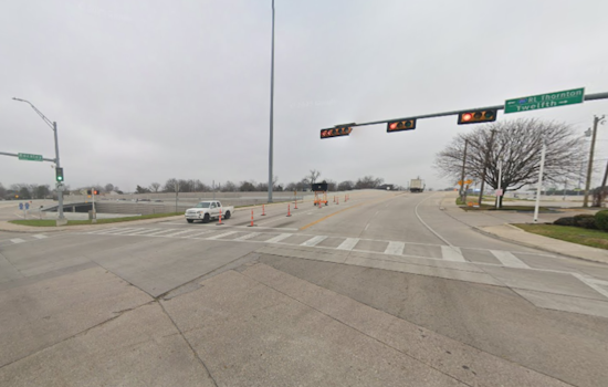 Dallas Freeway Chaos as Suspect Grabs Squad Car Wheel, Jumps Onto R.L. Thornton
