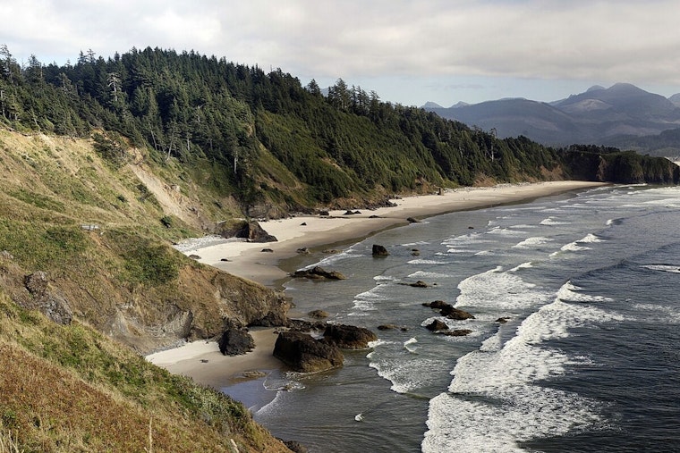Deadly Sneaker Waves Lurk as Oregon Coast Packs In Memorial Day Crowds